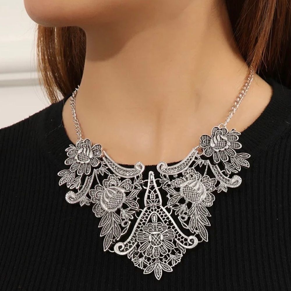 SILVER GRADUATED FLORAL STATEMENT NECKLACE